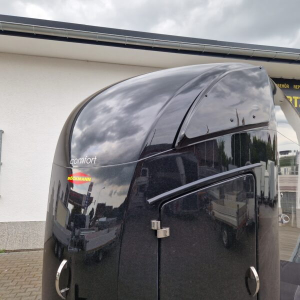 Pferdeanhänger Böckmann Comfort black Sattelkammer Dachlüfter Trittschutz CFF 100km/H Modell 2025