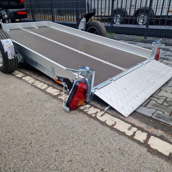 Absenkanhänger EasyLift M 1350kg 300x160x10cm Heckklappe LED 1300kg 100km/H